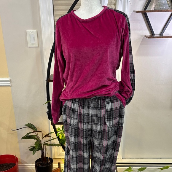 Cuddl Duds Velvet Long Sleeve Top and Plaid Pants Set size M - Picture 2 of 5
